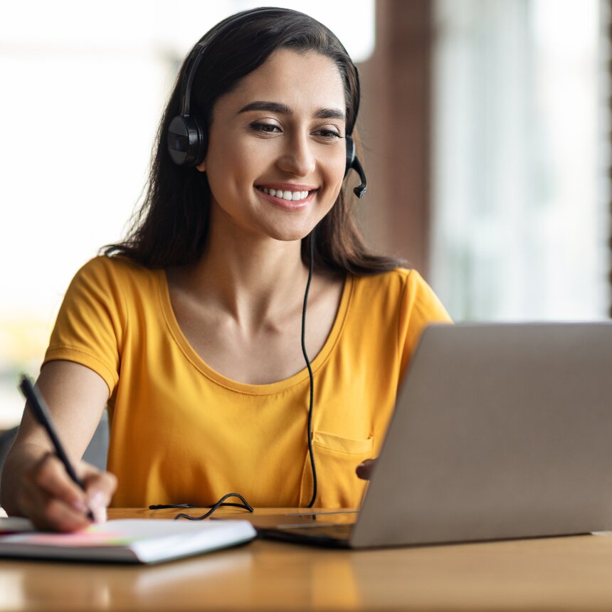 Young woman attending a victual class, doing an e-learning course